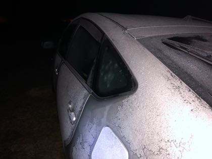 冬のふもとっぱらキャンプ場で車に霜が降りる